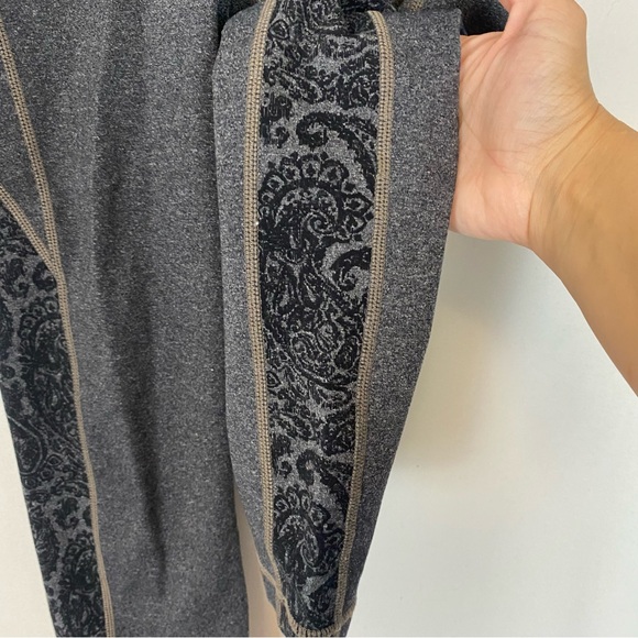 🌷 Athleta Paisley Revelation Crop Capri Leggings Size XS - Picture 5 of 12